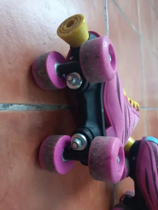 Patines rosas con cordones amarillos soy Luna