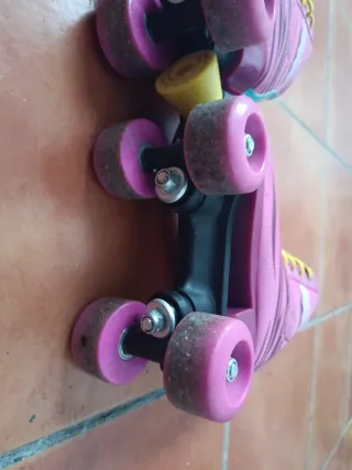 Patines rosas con cordones amarillos soy Luna