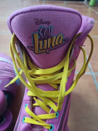 Patines rosas con cordones amarillos soy Luna