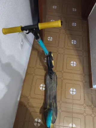 Patinete infantil azul y amarillo