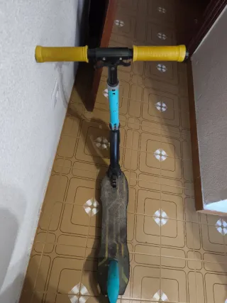 Patinete infantil azul y amarillo