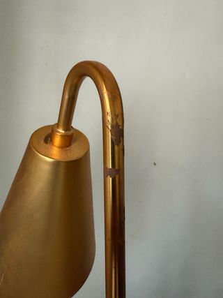 Lámpara de escritorio color dorado base mármol.