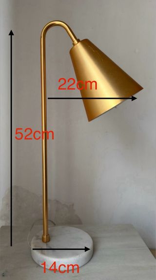 Lámpara de escritorio color dorado base mármol.