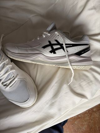 Zapatillas de pádel Asics blancas con un partido