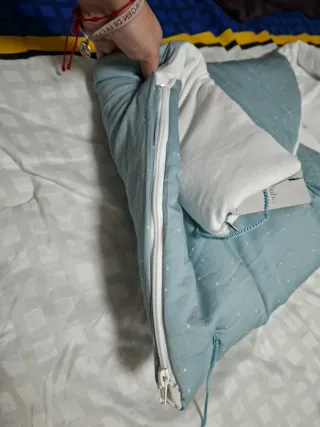 Saco arrullo bebé con capucha