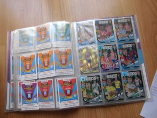 ÁLBUM ARCHIVADOR ADRENALYN 2023-24 + 243 CARTAS