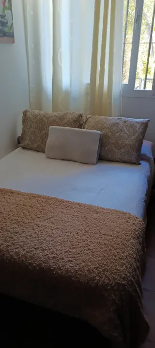 Alquila habitación compartida con familia.