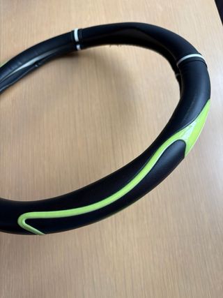 Coprivolante nero con inserti verdi e bianchi