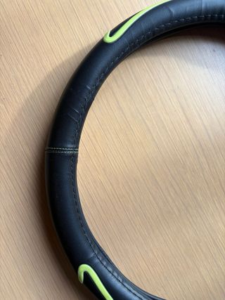 Coprivolante nero con inserti verdi e bianchi