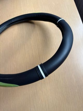 Coprivolante nero con inserti verdi e bianchi