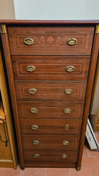 Cómoda clásica de madera con detalles dorados