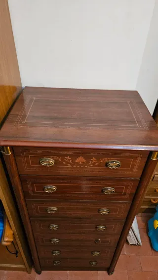 Cómoda clásica de madera con detalles dorados