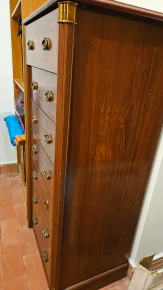 Cómoda clásica de madera con detalles dorados