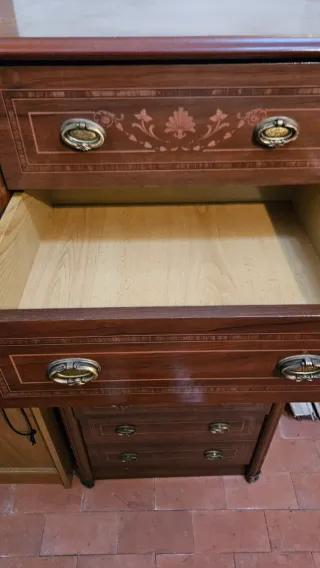 Cómoda clásica de madera con detalles dorados