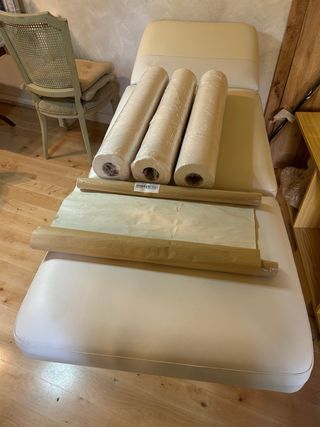 Camilla masaje y 3 rollos papel