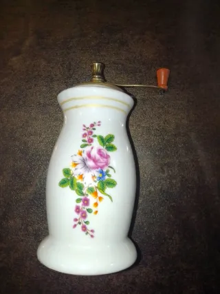 Macinino vintage decorato fiori