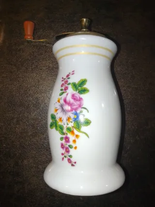 Macinino vintage decorato fiori