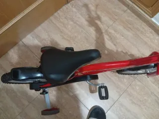 Bicicleta infantil roja con ruedas de apoyo
