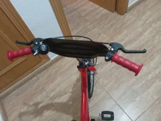 Bicicleta infantil roja con ruedas de apoyo