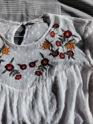 Blusa blanca bordada Stradivarius Talla L