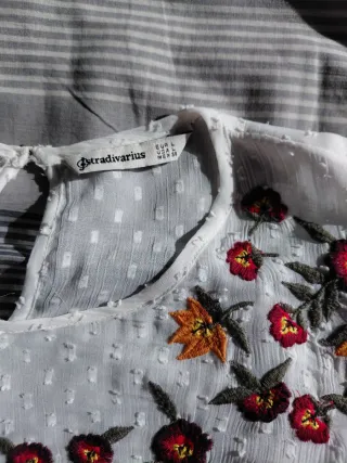 Blusa blanca bordada Stradivarius Talla L