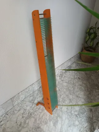 Porta CD de madera naranja y verde