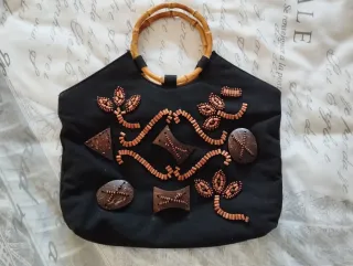 Bolso negro con adornos de madera