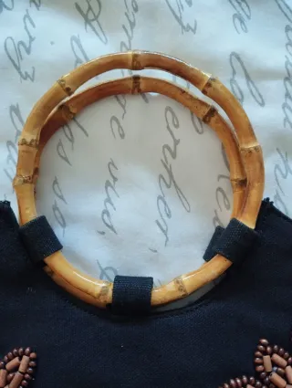 Bolso negro con adornos de madera