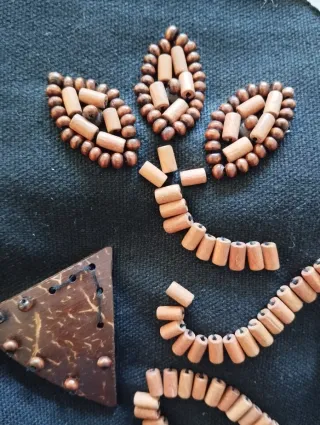 Bolso negro con adornos de madera