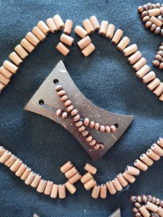 Bolso negro con adornos de madera