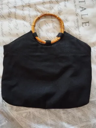 Bolso negro con adornos de madera