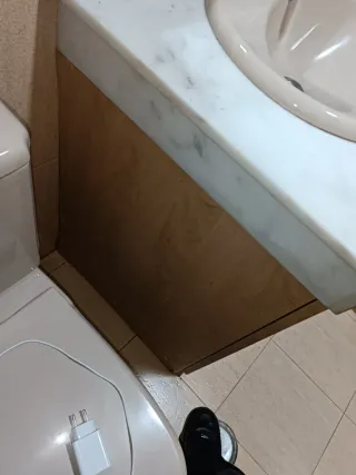 Mueble de baño con lavabo beige