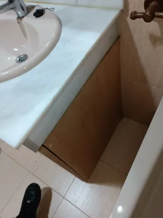 Mueble de baño con lavabo beige