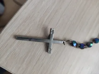 Rosario con cuentas azules y moradas