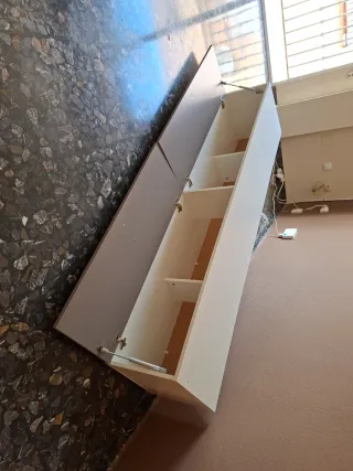 Mueble de salón blanco y beige