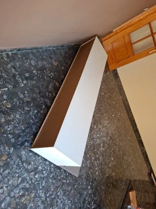 Mueble de salón blanco y beige