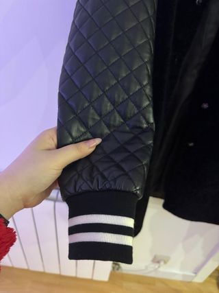 Chaqueta larga negra estilo universitario