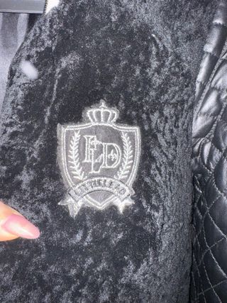 Chaqueta larga negra estilo universitario