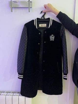 Chaqueta larga negra estilo universitario