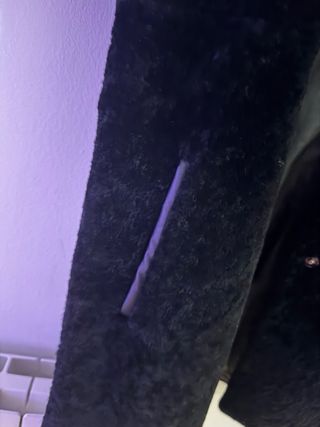 Chaqueta larga negra estilo universitario