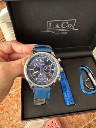 Estuche L & Co. Reloj, Linterna y Mosquetón