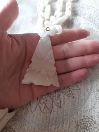 Collar de piedra tallada con colgante