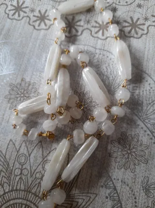 Collar de piedra tallada con colgante