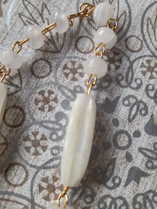 Collar de piedra tallada con colgante