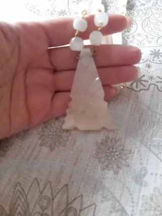 Collar de piedra tallada con colgante