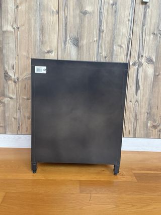 Mesita de noche negra estilo industrial