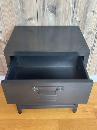 Mesita de noche negra estilo industrial