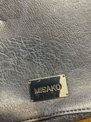 Bolso gris con relieve