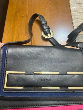 Bolso gris con relieve