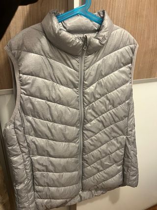 Chaleco plateado acolchado